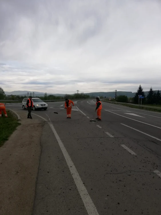 DN1 acoperit cu pietriş pe 700 de metri în zona Avrig din cauza unei încărcături neasigurate Foto Adevărul