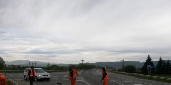 DN1 acoperit cu pietriş pe 700 de metri în zona Avrig din cauza unei încărcături neasigurate Foto Adevărul