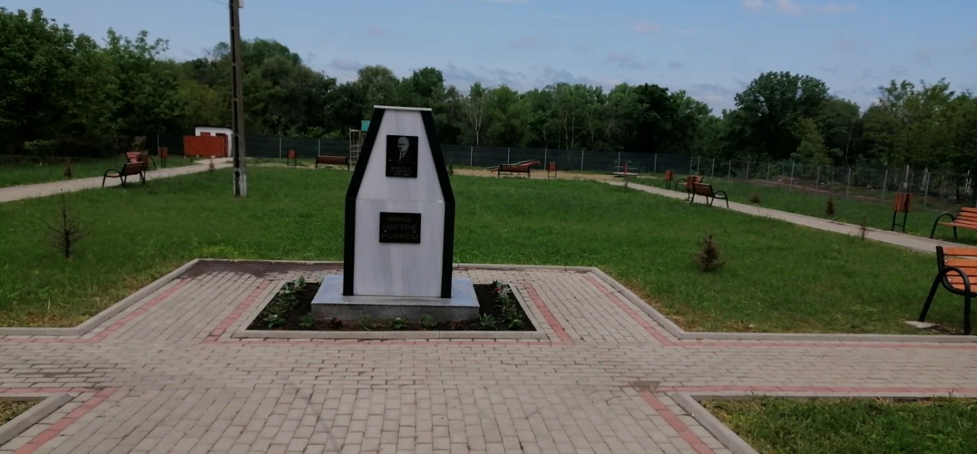 Monumentul de la intrarea în parc FOTO Cosmin Zamfirache
