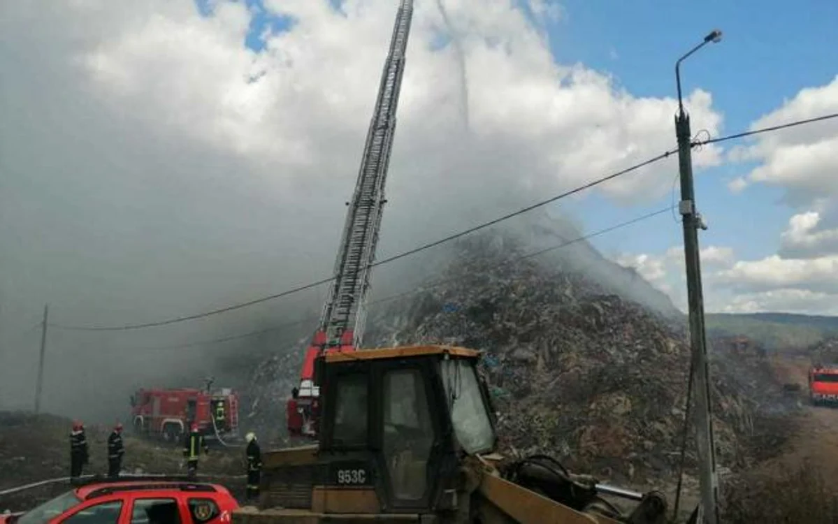Incendiu a groapa de gunoi a municipiului Sighişoara, foto News.ro