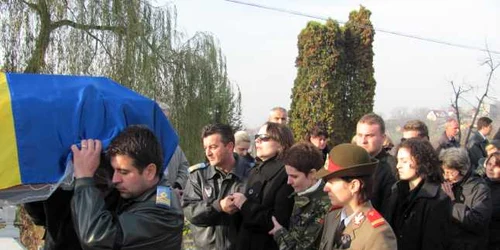 Simina Avram a fost devastată de durere la înmormântarea soţului său, comandorul Sorin Avram