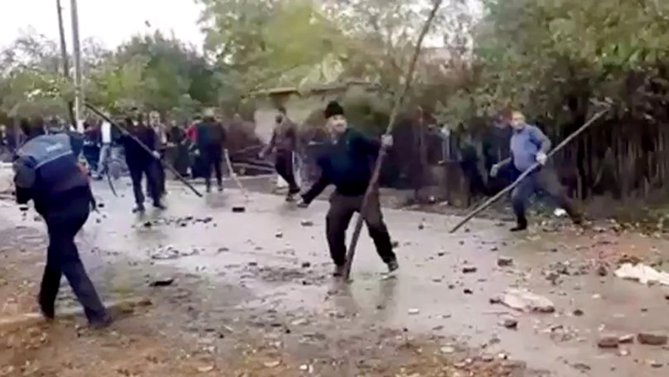 Bătaie cu topoare FOTO ştiri.md