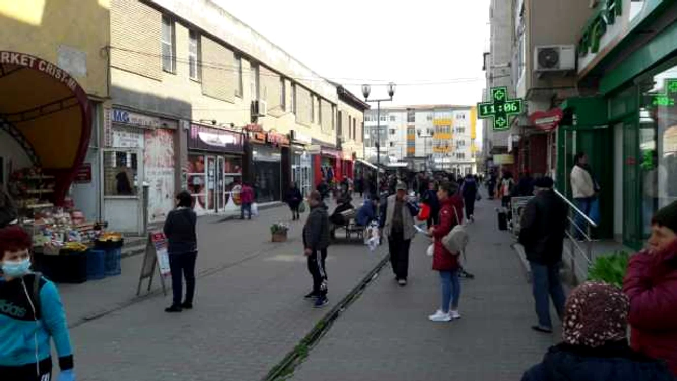 Oamenii în continuare merg pentru cumpărături în zone aglomerate FOTO: Alina Mitran