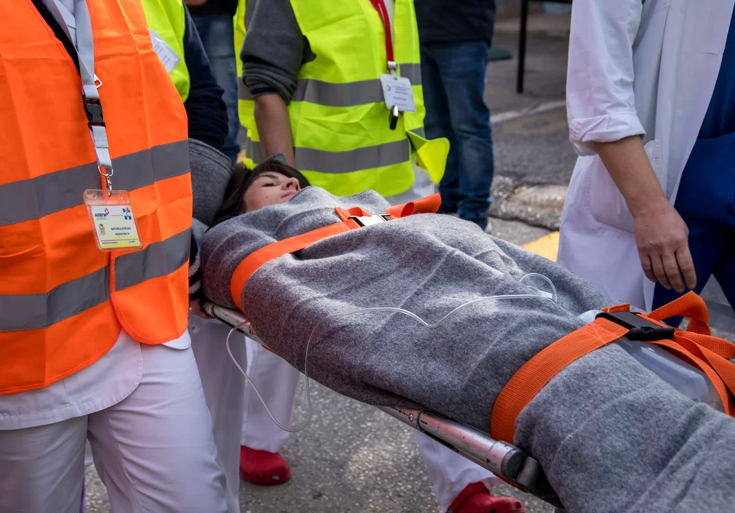 Brancardierul, intermediar  între clienţi şi directoarea  de la Resurse Umane. Foto: Facebook