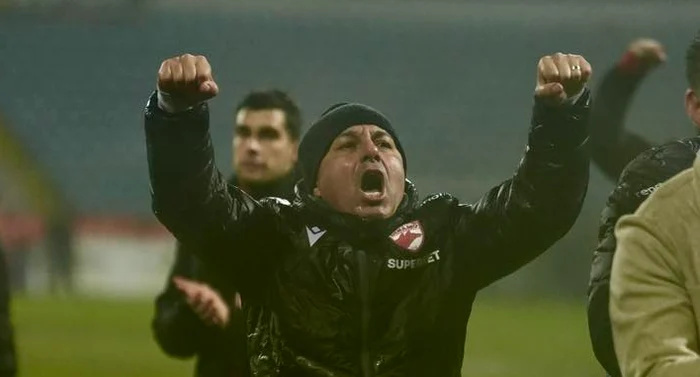 Petre s-a dezlănțuit la galerie  FOTO Facebook