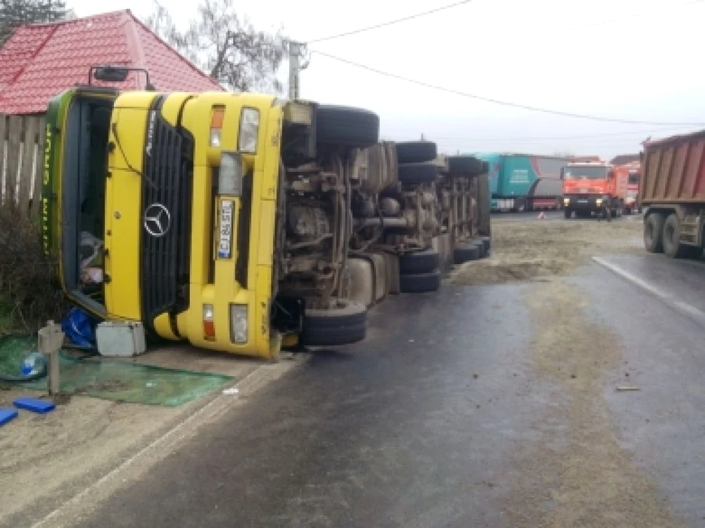 Cisterna s-a răsturnat într-o curbă. FOTOISU Braşov.