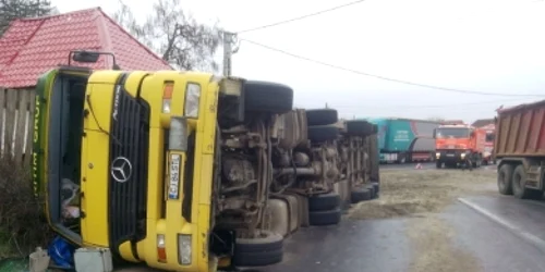 Cisterna s-a răsturnat într-o curbă