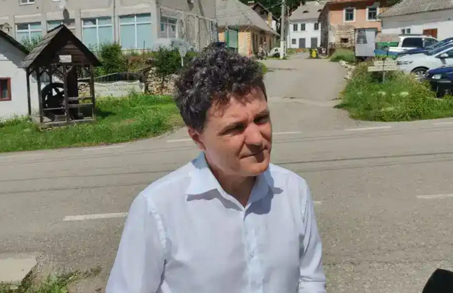 Nicuşor Dan a băut lapte muls direct de la vacă, la Roşia Montană: „Mi-au adus aminte de copilărie, când eram la bunica”