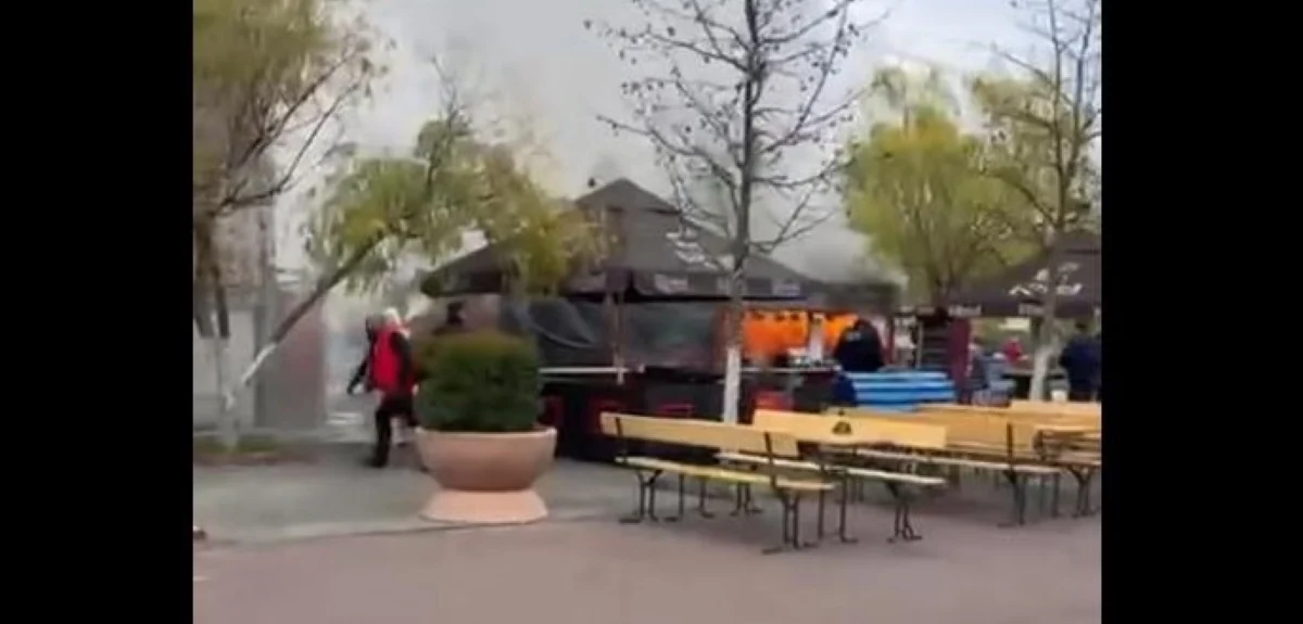 Incendiu la Târgul de Crăciun din Sectorul 4. O căsuță de lemn a fost cuprinsă de flăcări