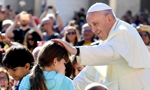 Îndemnul lui Papa Francisc pentru toţi părinţii: "Nu aveţi idee ce durere simte copilul care îşi vede părinţii certându se" jpeg