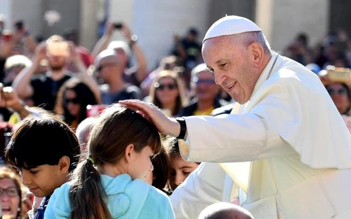 Îndemnul lui Papa Francisc pentru toţi părinţii: "Nu aveţi idee ce durere simte copilul care îşi vede părinţii certându se" jpeg