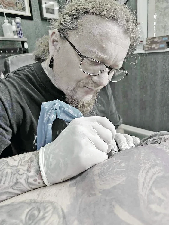 Costi Azoiţei organizează iar Convenţia Internaţională de Tatuaje după 4 ani de absenţă