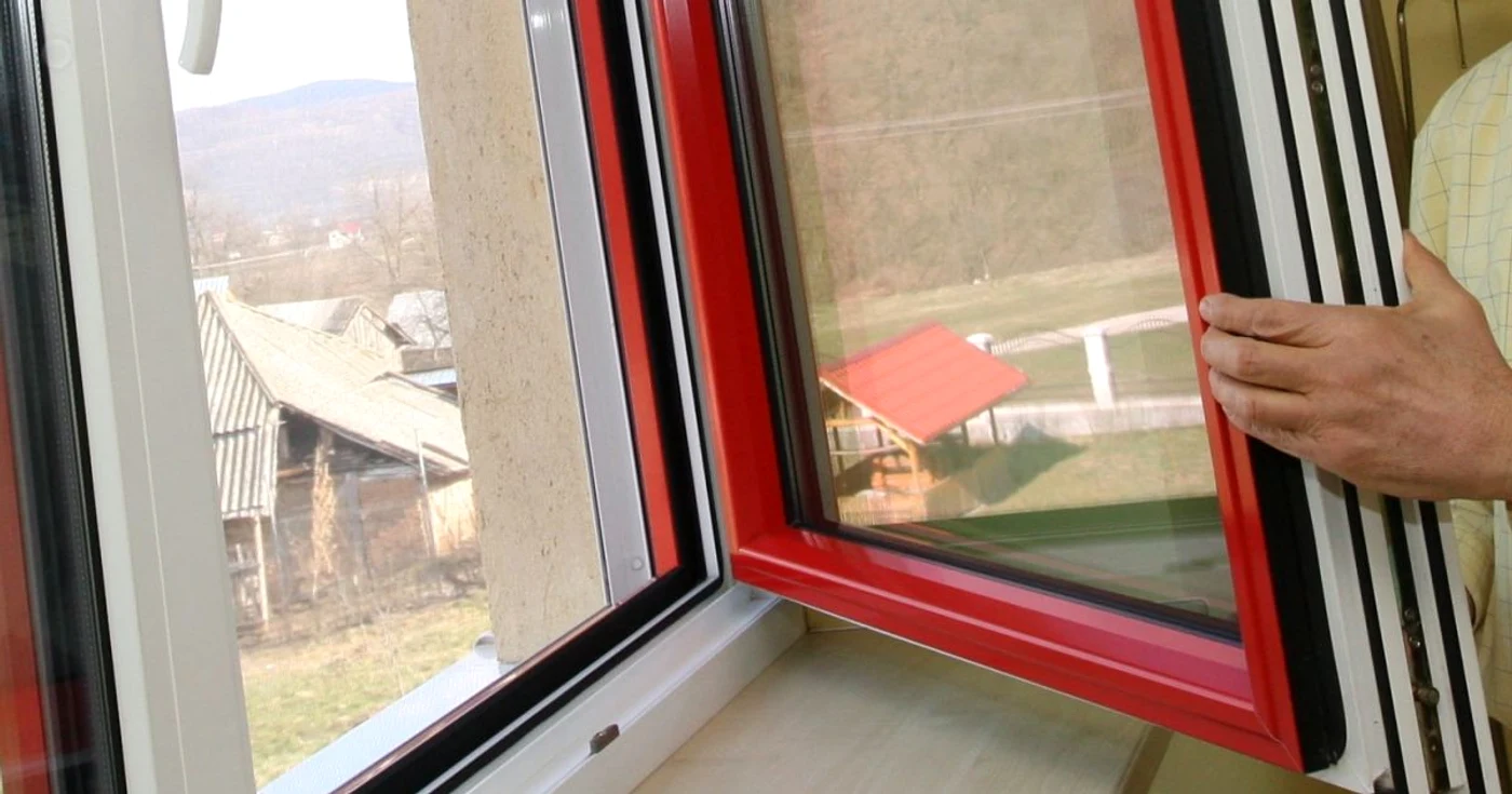 Tâmplăria PVC este mai ieftină şi oferă izolare termică mai bună la acelaşi preţ, dar aluminiul este necesar în cazul unor suprafeţe mari de geam, oferind şi o protecţie fonică mai mare FOTO Sever Gheorghe