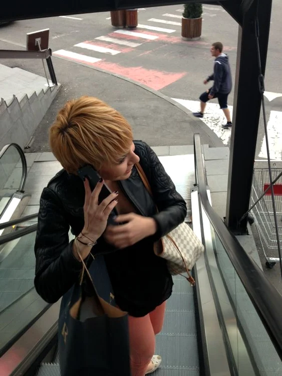 Sore nu lasă telefonul din mână nici o clipă (foto: Click!)