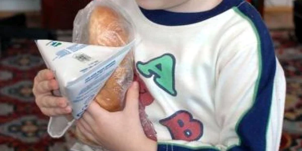 Botoşani: Doi copii au reclamat laptele şi cornul la Protecţia Consumatorilor