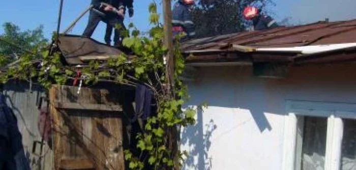 Botoşani: Casă incendiată din cauza instalaţiei electrice defecte