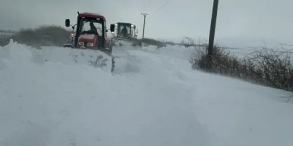 Un autobuz a rămas blocat în zăpadă Şapte navetişti preluaţi de pompierii militari