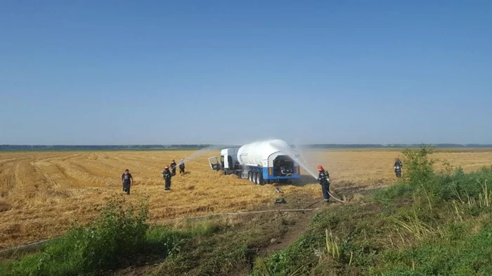 Se intervine pentru răcirea cisternei FOTO ISU Ialomiţa