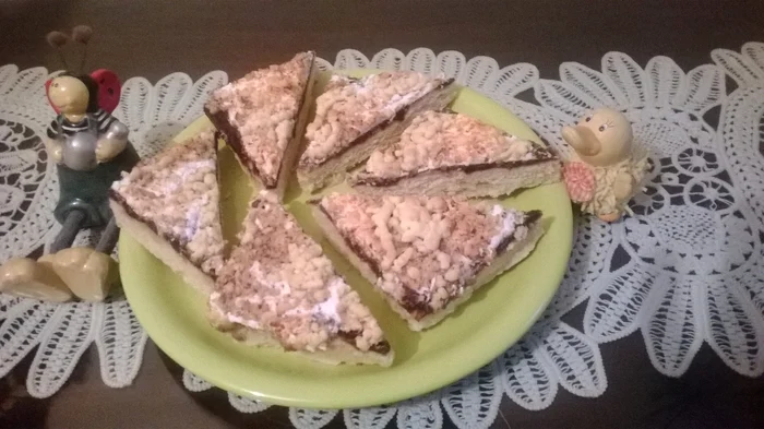 
    Prăjitură cu gem de prune şi aluat ras   