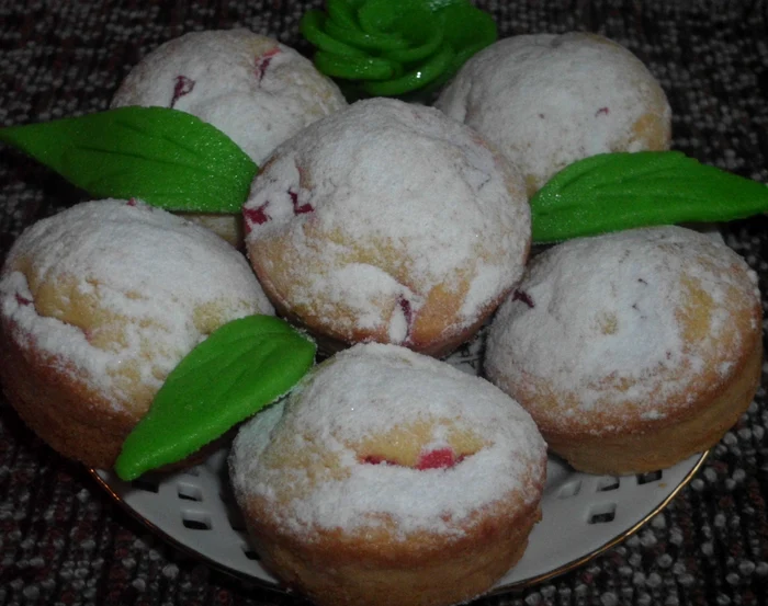 Brioşe cu cireşe şi aromă de portocale