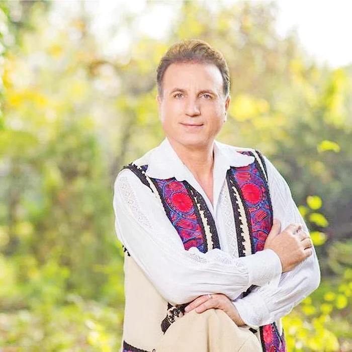 Constantin Enceanu se vopseşte şi îşi dă pe faţă cu cremă superhidratantă