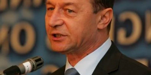 Băsescu: Guvernul trebuie să reducă cu 20% numărul angajaţilor din aparatul de stat