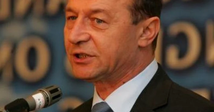 Băsescu: Guvernul trebuie să reducă cu 20% numărul angajaţilor din aparatul de stat