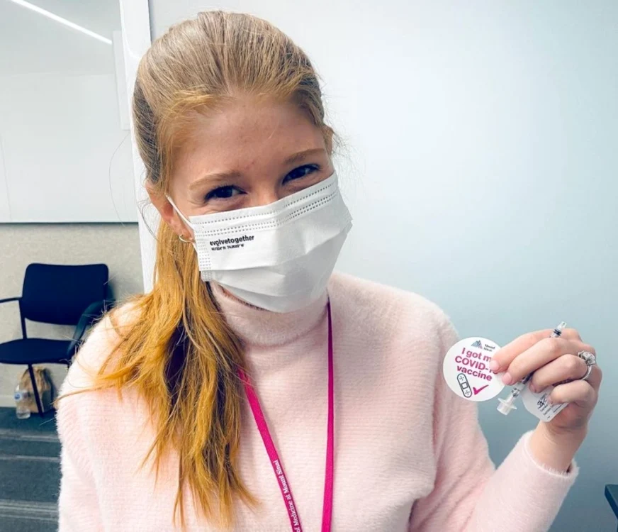 Jennifer Gates anunţând că a primit prima doză a unui vaccin anti-COVID-19 FOTO Instagram