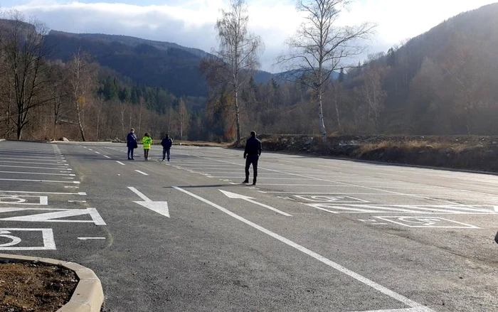 parcare straja foto primaria lupeni