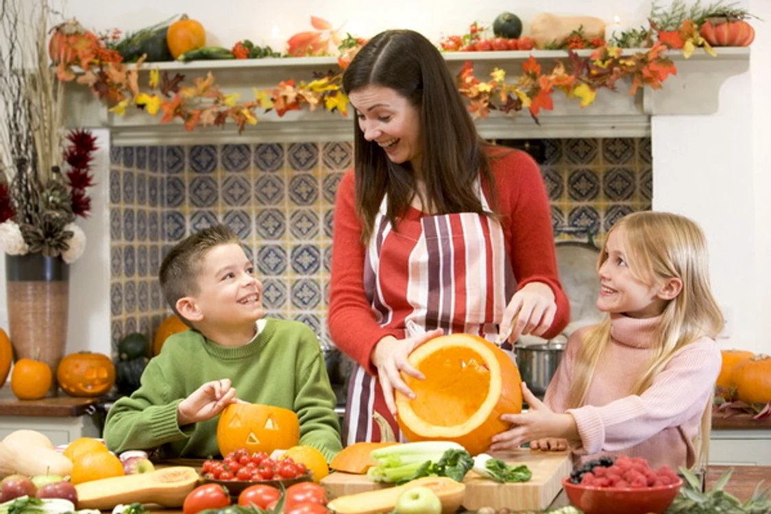 
    Scorpionii petrec ziua în familie concentrându-se aspura diferitelor activităţi creative   