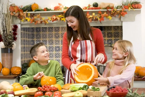 Scorpionii petrec ziua în familie concentrându-se aspura diferitelor activităţi creative