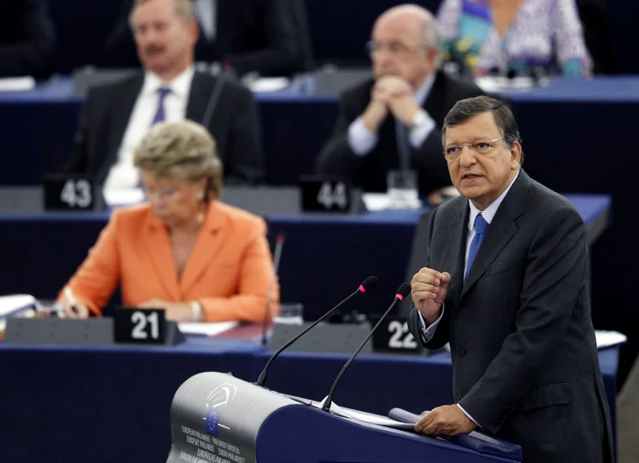 Preşedintele Comisiei Europene, Jose Manuel Barroso, şi vicepreşedintele CE, Viviane Reding (în al doilea plan) în timpul discursului din 12 septembrie, rostit în plenul Parlamentului European FOTO: Reuters
