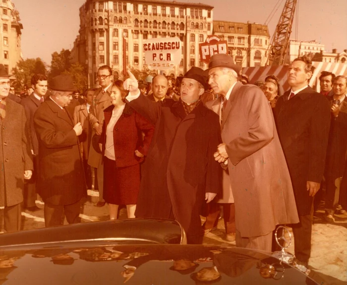 1977. Nicolae și Elena Ceaușescu, în vizită în vizită de lucru pe șantierul stației de metrou Izvor (© ANR, fond CC al PCR - Nicolae Ceausescu - Albume foto - Activități în țară, album 10-1977, foto 3)