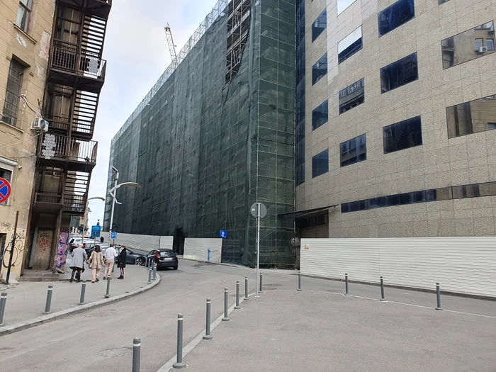 „Podiumul ” este demolat astfel încât fragmentele de clădire să cadă în curtea interioară