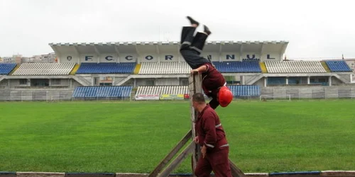Pompierii voluntari au trecut peste obstacole.