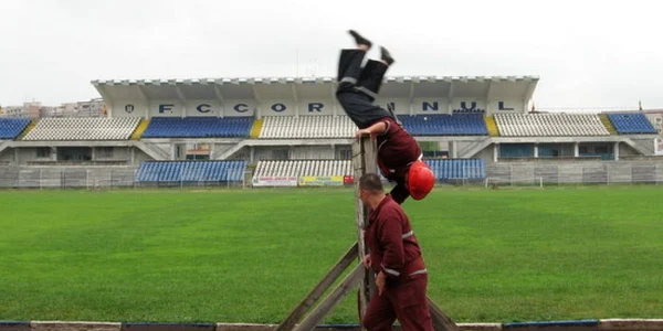 Pompierii voluntari au trecut peste obstacole.