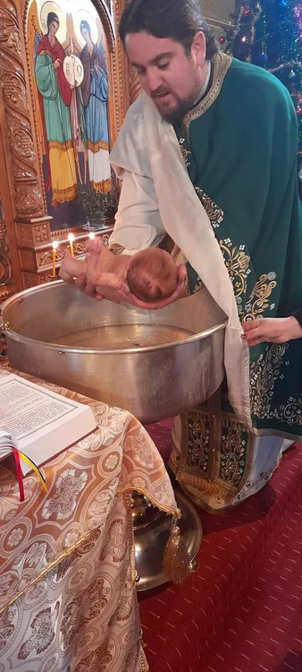 Unii preoţi nu înfundă bebeluşii în apă în totalitate. Sursa foto: Facebook Parohia Ortodoxă Cuţa