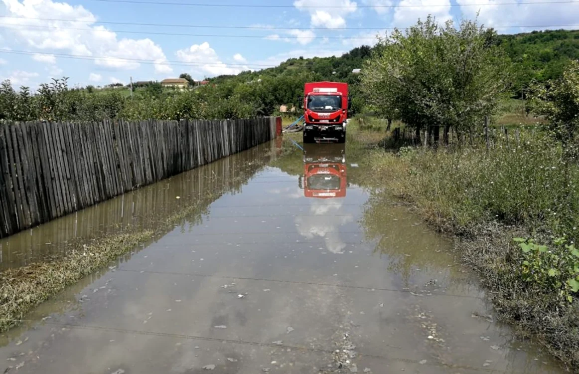 Apa nu s-a retras din anumite zone, deşi au trecut patru zile de la ploile torenţiale