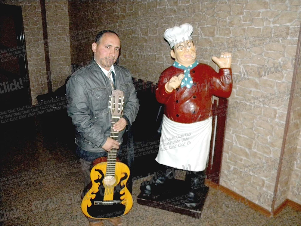 
    Gigel Frone, “uriașul” de  1,60 m, spune că a învăţat  să cânte de la radio  