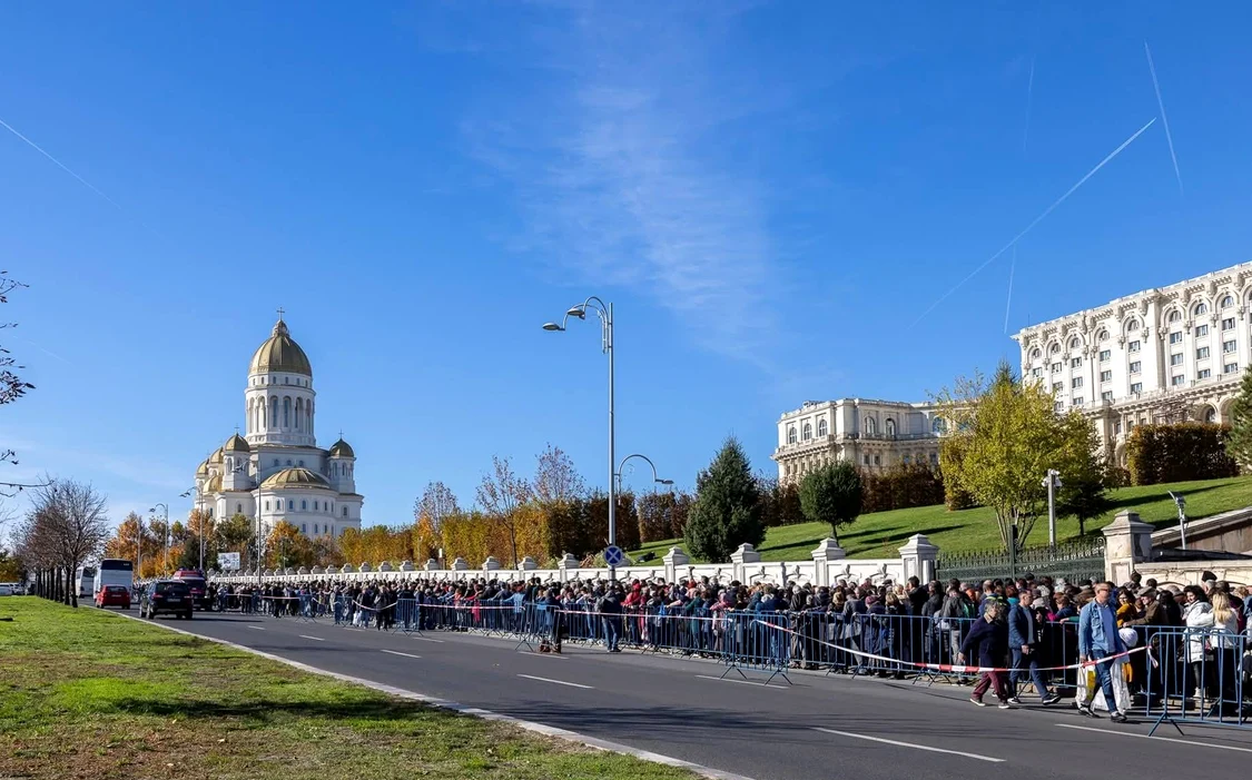 Mai mulți oameni au forțat dispozitivul de ordine pentru a intra în lăcașul de cult FOTO: Basilica