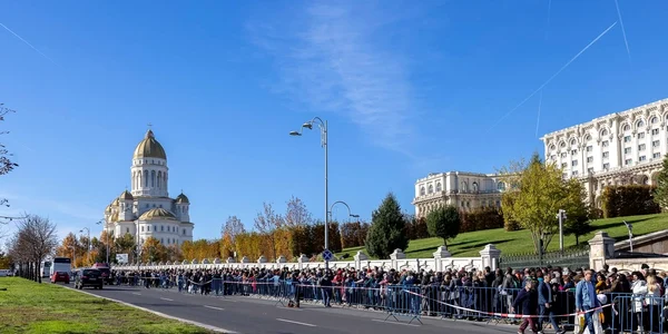 Coadă la Catedrală FOTO Basilica