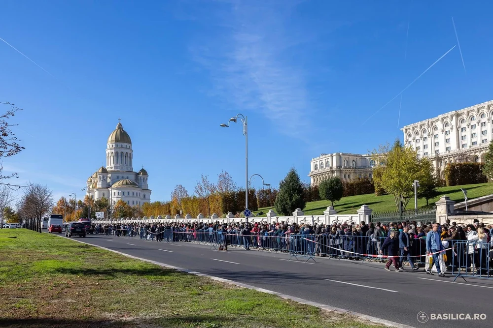 Mii de pelerini așteaptă ore în șir la Catedrala Națională. Patriarhia: „Depunem toate eforturile pentru ca pelerinajul să se desfășoare în liniște”