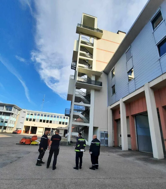 Voluntarii arădeni, la cazarma din Franța FOTO Călin Dragoș 