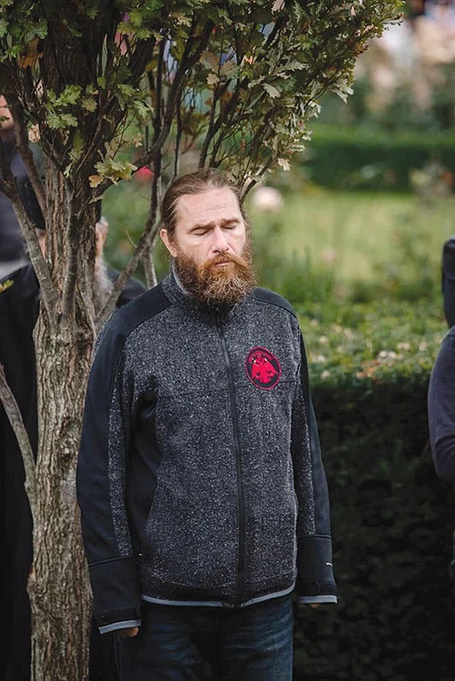 Alexandru  Tudor,  surprins în  timpul slujbei. Foto: adevarul
