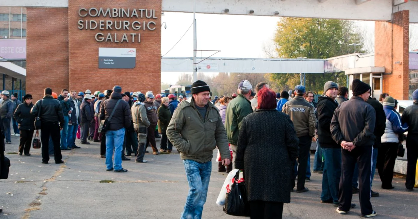 Combinatul Siderurgic de la Galaţi a fost privatizat în 2000 de Arcelor Mittal.