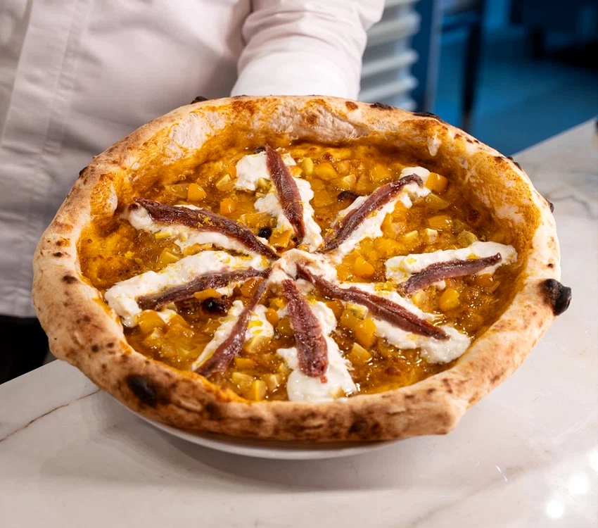 Pizza românului din Oradea câștigătoare la Campionatul Mondial din Napoli. Foto: Agerpres 