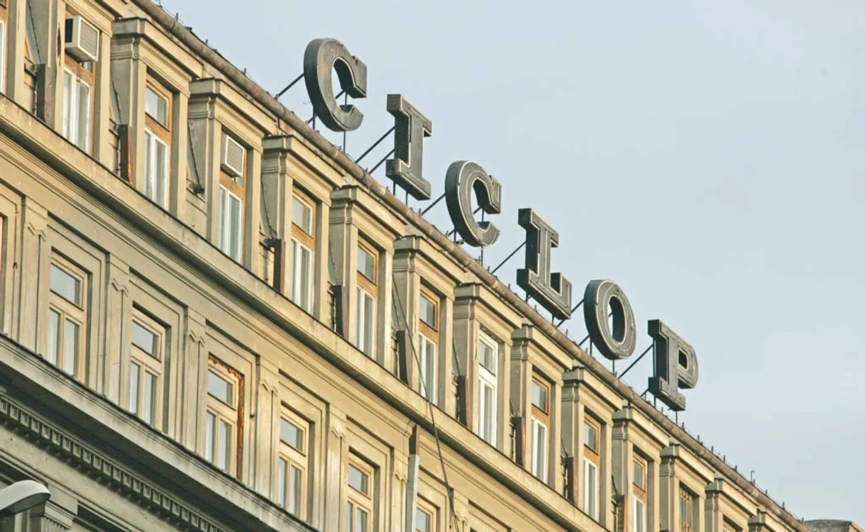 
    Ciclop a fost primul imobil din Europa  construit cu sistem antiseismic pe role și a avut prima parcare supraetajată din România, fiind ridicat între anii 1928-1930 de către Dumitru Marinescu Bragadiru-fiul  