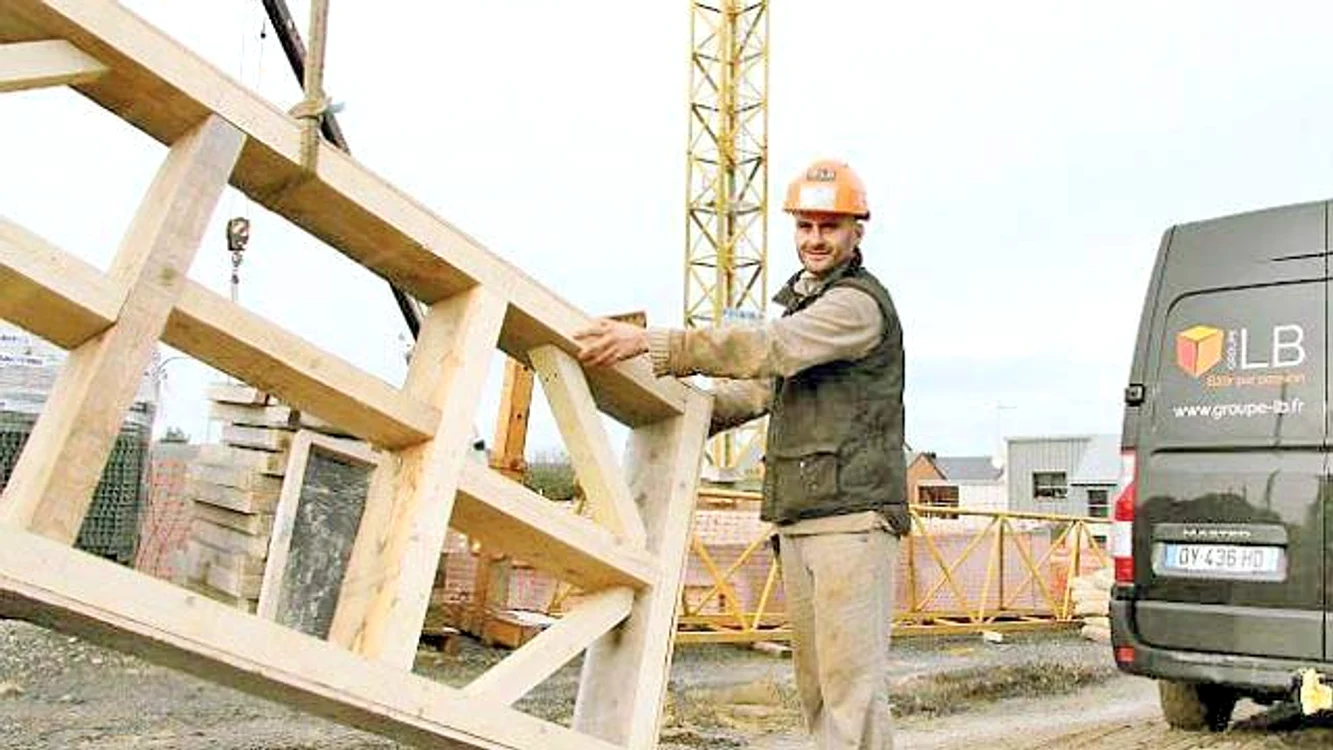 Fotbalistul român Marius Muşină lucrează  în construcţii