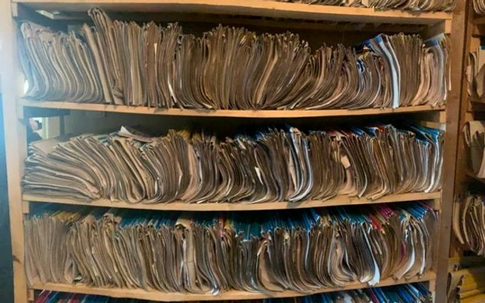 
    O filmare postată de ministrul desemnat al muncii, Violeta Alexandru, ne arată modul în care sunt păstrate declaraţile şi contractele românilorFOTO: Facebook  