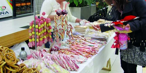 Mesele de la târgul de dulciuri sunt pline de bunătăţi naturale şi colorate